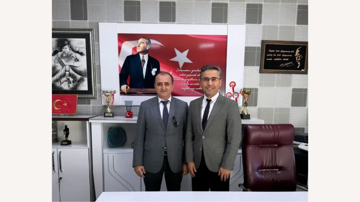 Okul Müdürümüz Haşim ÇAKIR; Halk Eğitim Müdürümüz Dr. Metin BOZKURT ile İmam Hatip Lisesi öğrencilerine yönelik açmayı planladığımız kurslar hakkında görüşmeler yaptı. 